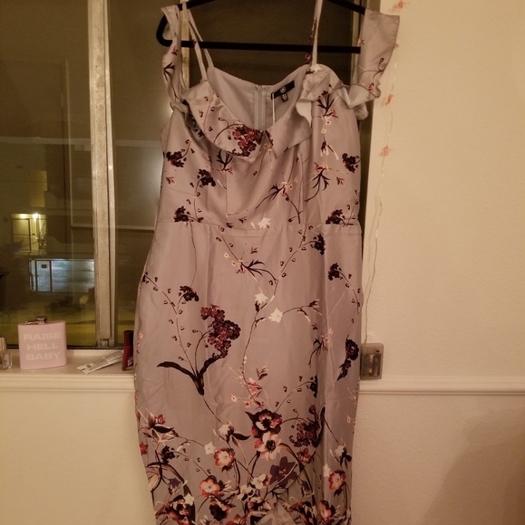 Missguided Silk floral midi dress - Picture 2 of 3